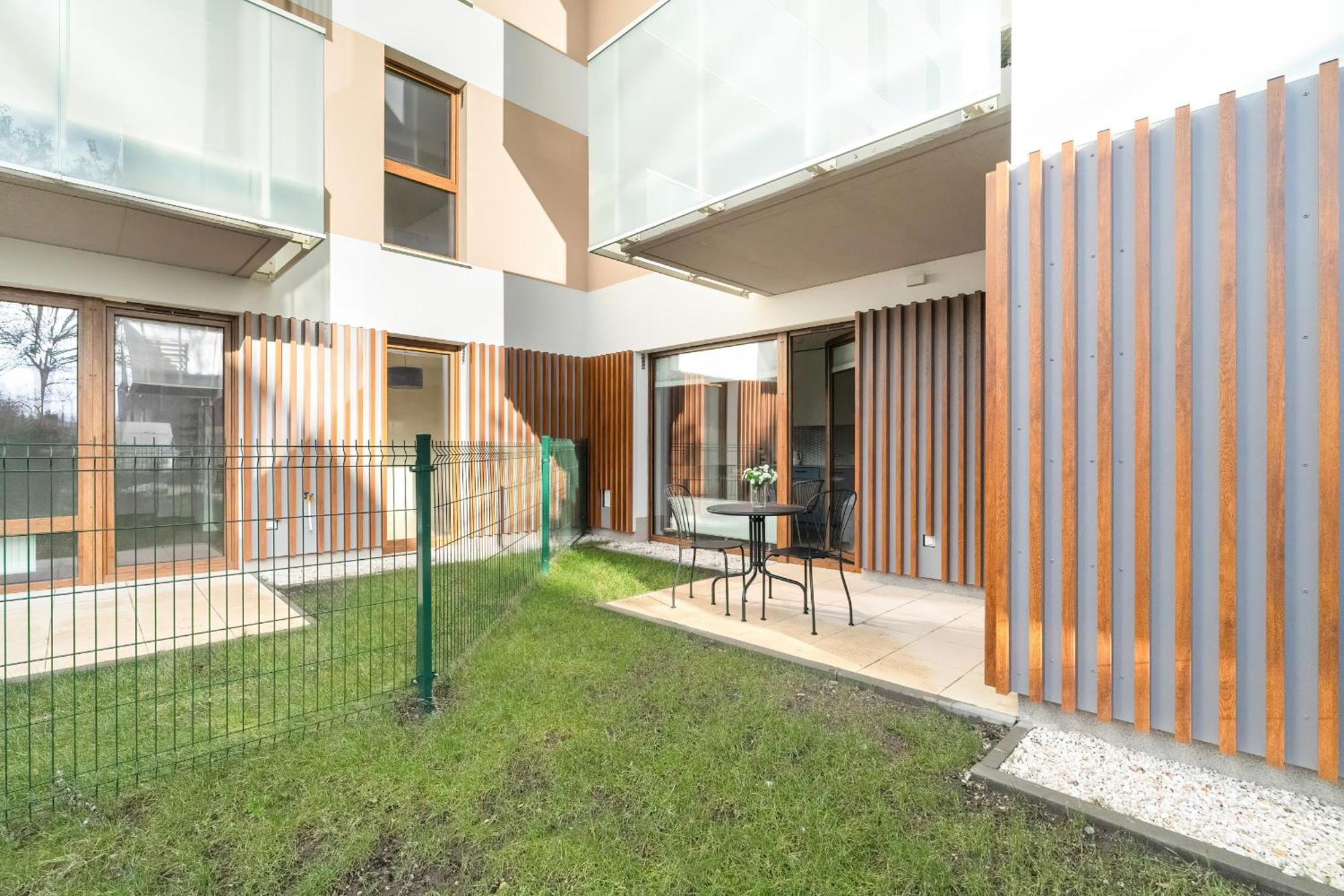 Pastel Blue Grunwald With Garden & Parking By Renters Апартаменти *